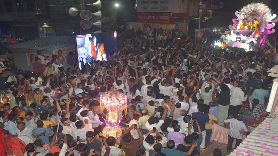 Grand Ram Barat Leaves Agra's Rawatpara for Janakpuri Amid Huge Crowd