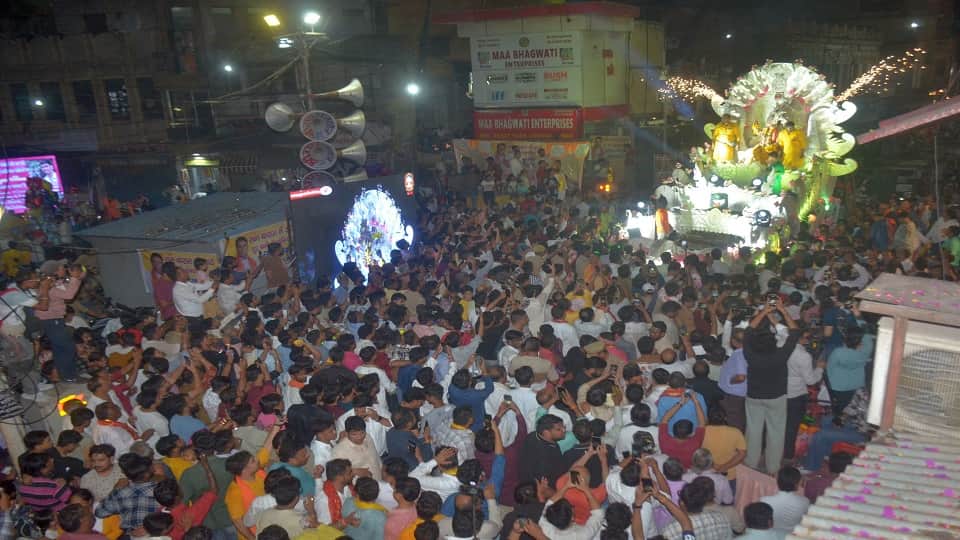 Grand Ram Barat Leaves Agra's Rawatpara for Janakpuri Amid Huge Crowd
