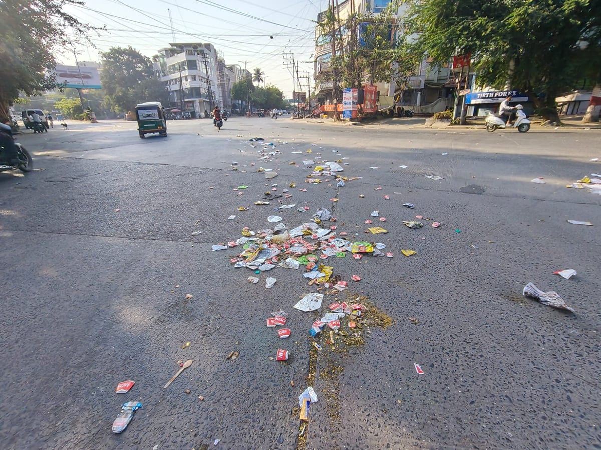 Indore: तीसरे दिन भी सफाईकर्मियों की हड़ताल जारी, सड़कों पर फैला कचरा, गाडि़यां भी नहीं आ रही