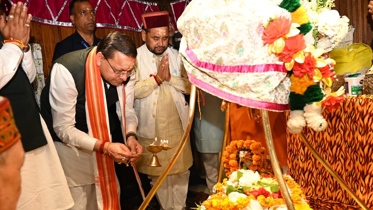 उत्तरकाशी दौरे पर सीएम धामी: विश्वनाथ-शक्ति मंदिर कॉरिडोर की घोषणा, भटवाड़ी में केंद्रीय विद्यालय का प्रस्ताव