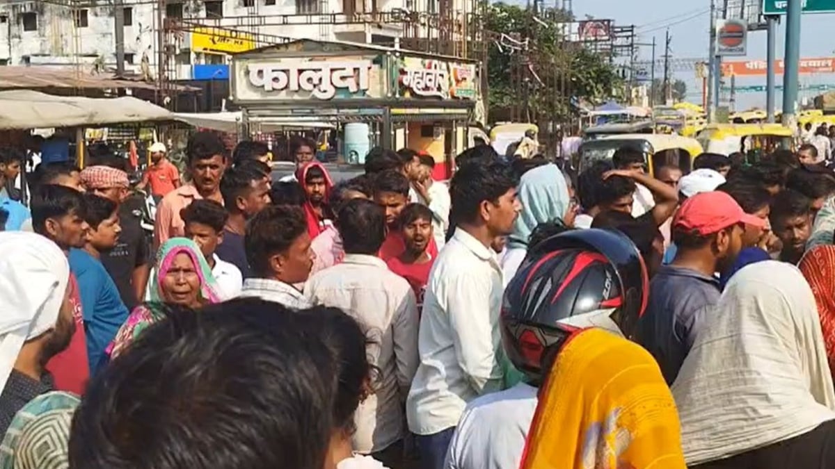 करंट से युवक की मौत: चौकी पर जुटीं महिलाएं, बच्चे और पुरुष, जमकर हंगामा; 20 लाख रुपये व एक बिस्वा जमीन की मांग