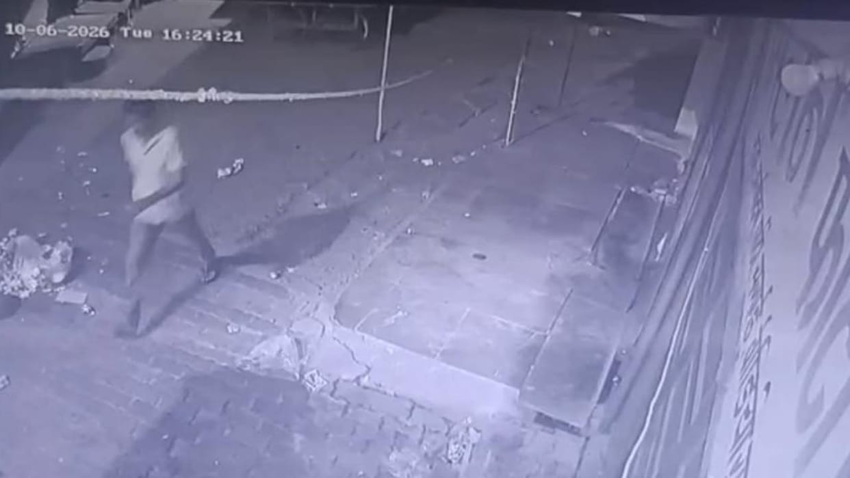 Jhansi: Petrol sprinkled on shops and set ablaze; youth's act at Sipri Bazar vegetable market caught on camera