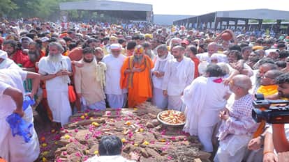 Last rites of Padma Shri Sant Ramesh Baba performed in Mathura