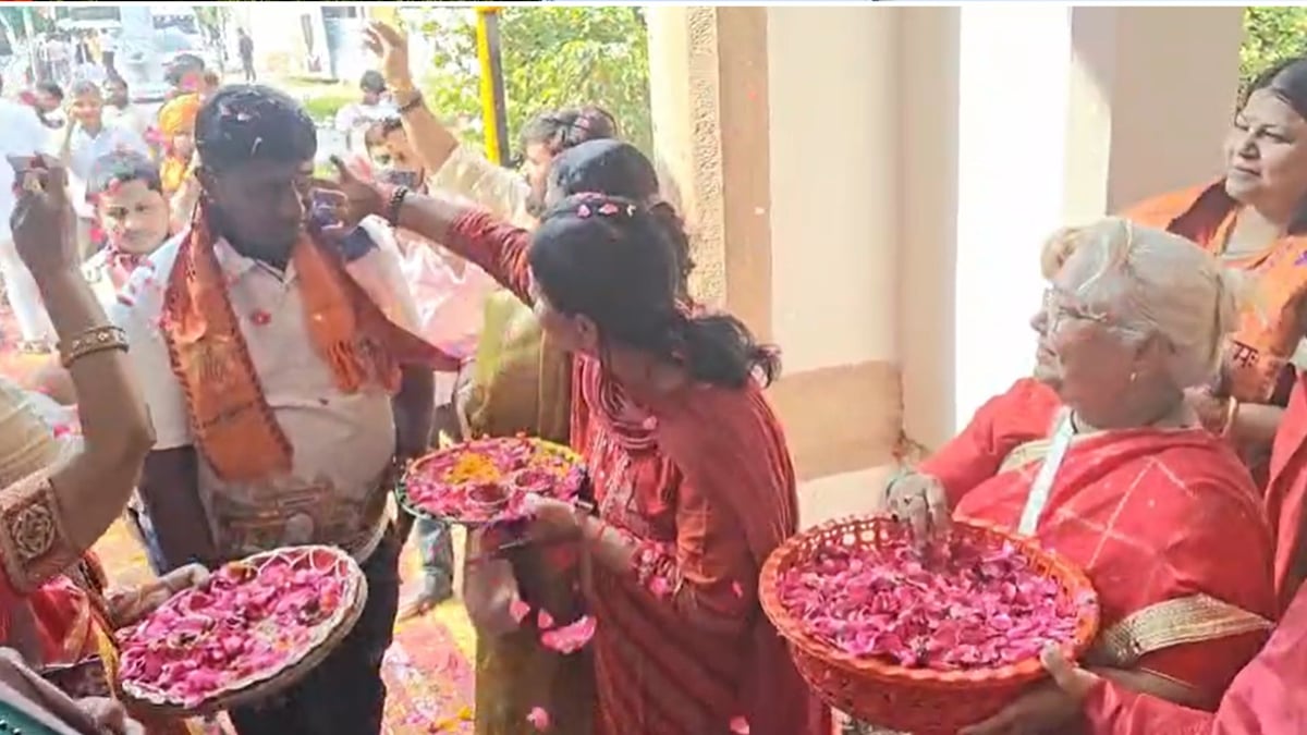 सेवा संकल्प अभियान: काशी में ढोल-नगाड़ों के बीच 500 यात्रियों का स्वागत, तस्वीरों में देखें- युवाओं का उत्साह