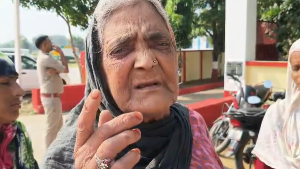 बागपत: थाना निरीक्षण में दरोगा का हंसना पड़ा भारी, डीआईजी ने छपरौली भेजने के दिए आदेश, महिला ने भी की शिकायत