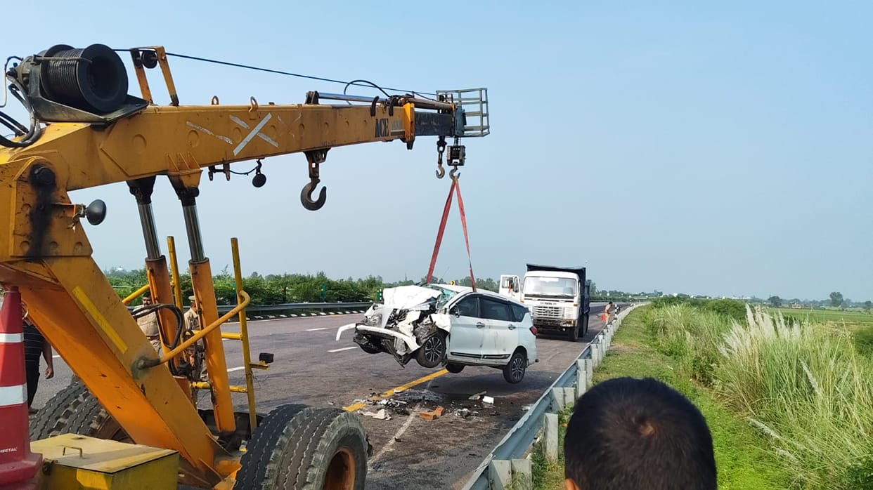 Sultanpur: Horrific accident in Sultanpur: Ertiga car rams into rear of truck; three youths killed