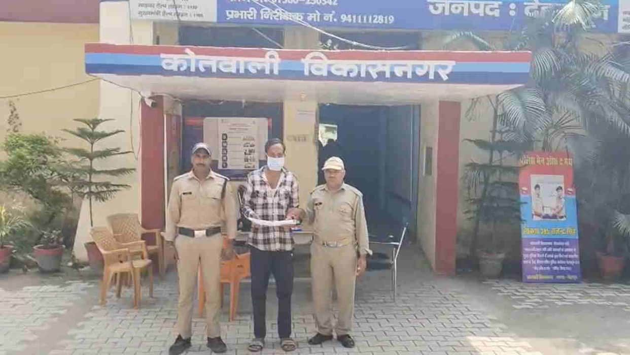 Vikasnagar police arrest man with Illegal khukri during night patrol case registered under arms act