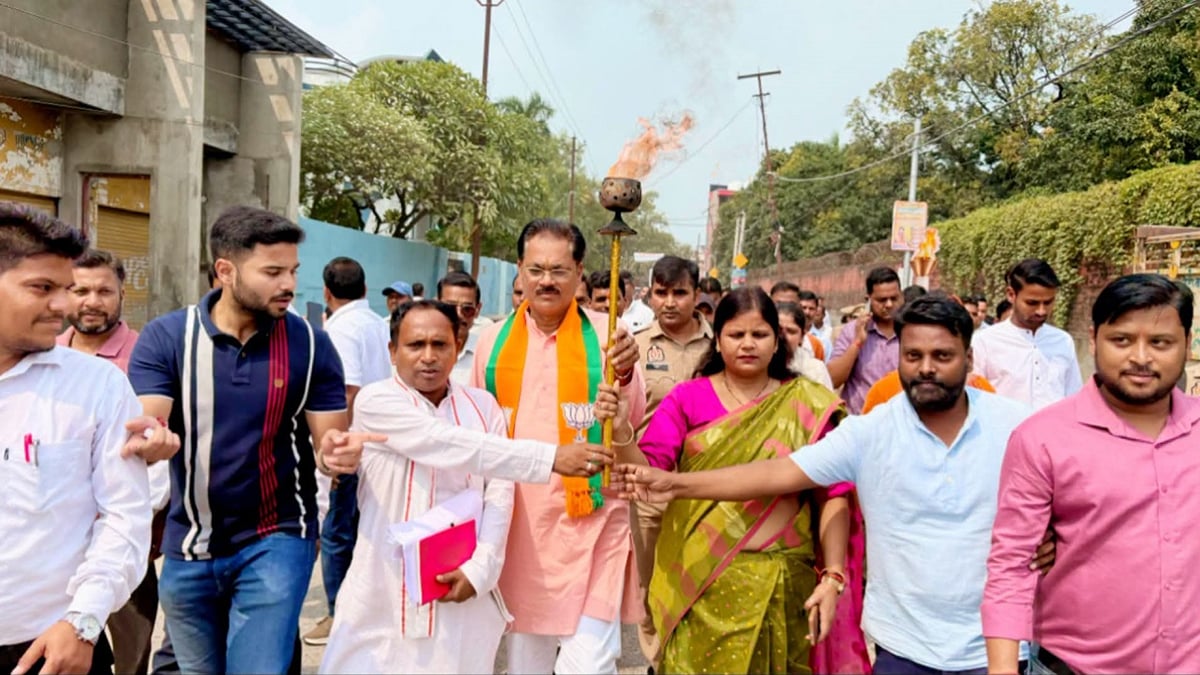पीलीभीत: मशाल लेकर निकाली सेवा ज्योति यात्रा, भाजपा कार्यकर्ताओं ने लिया सेवा का संकल्प