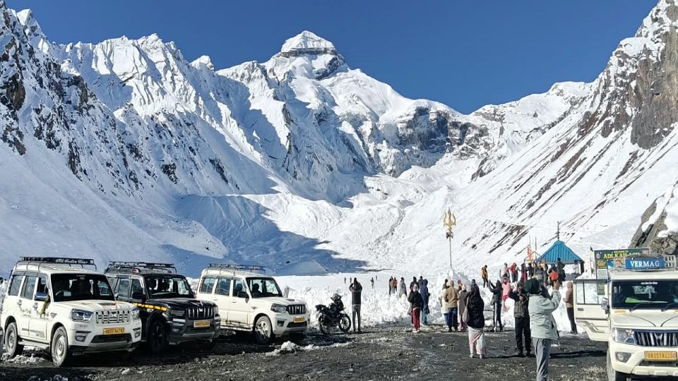 14500 फीट की ऊंचाई पर आदि कैलाश में पहुंचे वाहन और श्रद्धालु।