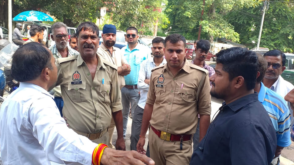आरटीओ कार्यालय के बाहर विवाद