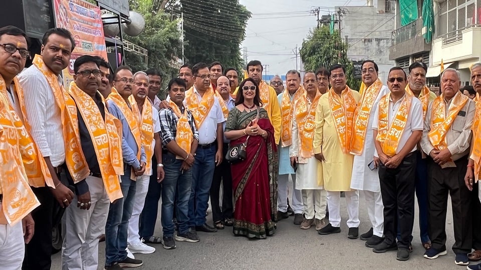 आगरा: दोपहिया वाहनों पर निकले अग्रवंशी, जयकारों और भजनों के साथ दिया आमंत्रण