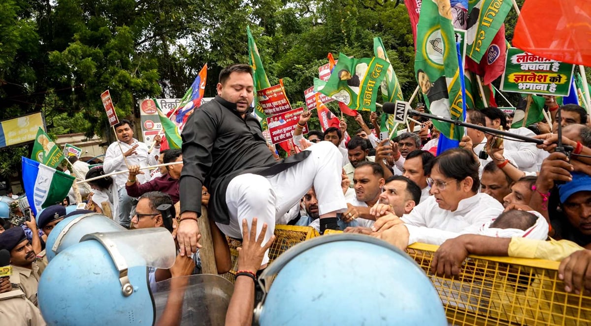 बिहार :पटना में तेजस्वी का ‘राहुल रूप’; सीईसी के खिलाफ प्रदर्शन में बैरिकेड पर चढ़ गए – Patna Mahagathbandhan Protest Tejashwi Yadav Gyanesh Kumar Resignation Sir Vote Chori