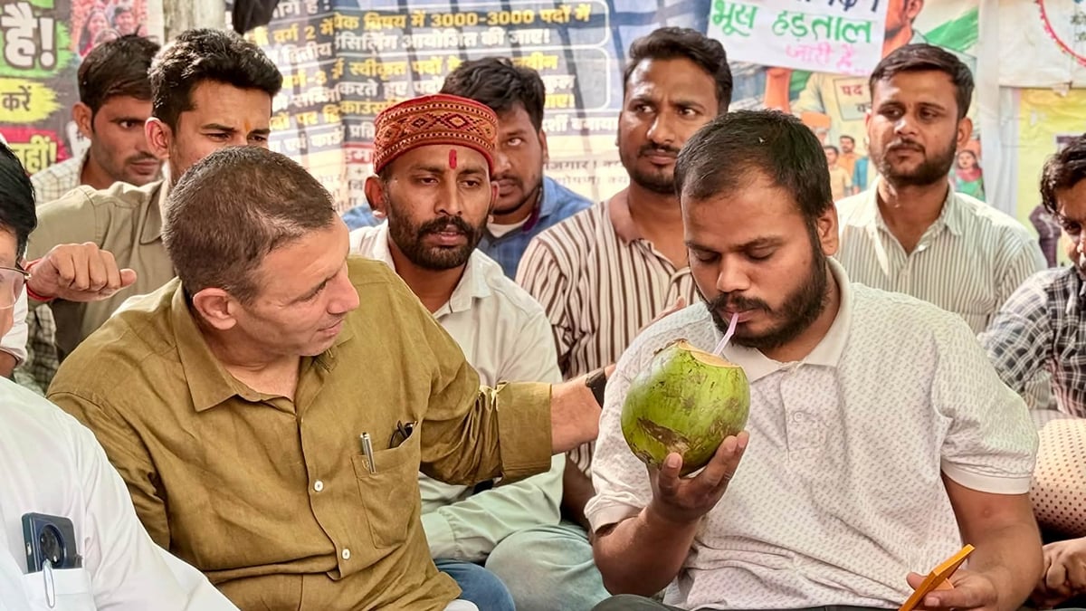 शिक्षक अभ्यर्थियों का अनशन खत्म: पटवारी ने पिलाया नारियल पानी, बोले- मांग के लिए लड़ना है तो पहले जीवित रहो