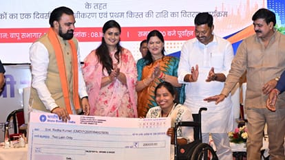 मुख्यमंत्री सम्राट चौधरी ने सौंपा दो लाख का चेक।