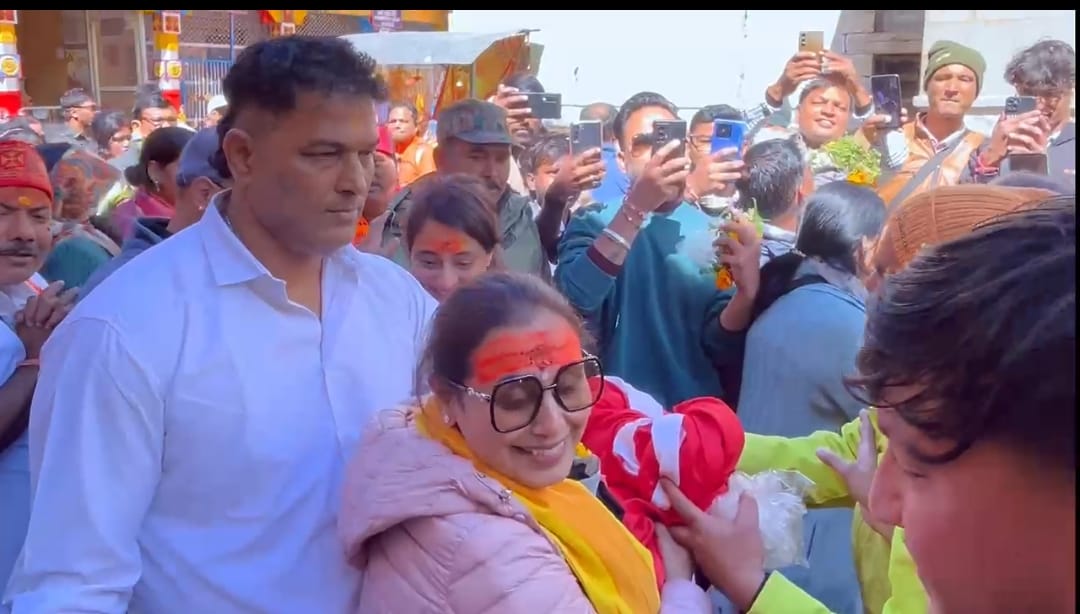 Film actress Rani Mukerji arrived at Badrinath Dham after offering prayers she hoisted flag at temple