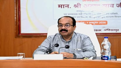 संभागीय मुख्यालय अंबिकापुर में बैठक लेते डिप्टी सीएम अरुण साव
