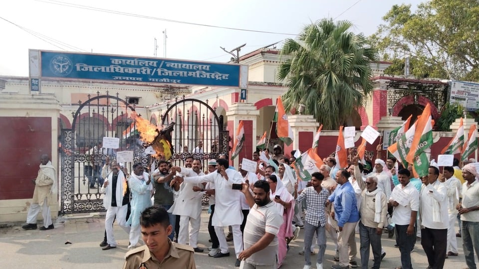 कांग्रेस ने फूंका सीईसी का पुतला