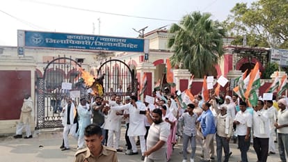 कांग्रेस ने फूंका सीईसी का पुतला