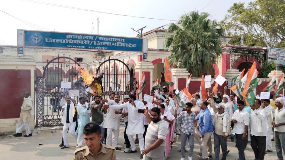 Congress burns effigy of Chief Election Commissioner in Ghazipur