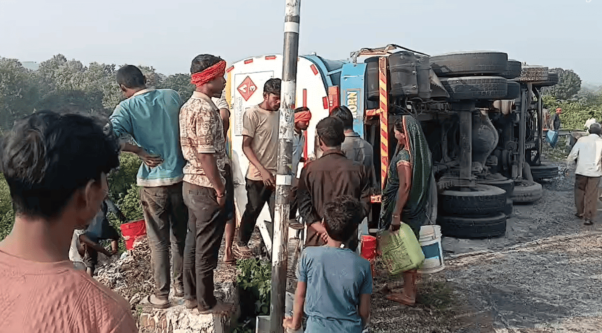 सोनभद्र: मारकुंडी घाटी में ब्रेक फेल होने से पलटा 24 हजार लीटर डीजल टैंकर, सड़क पर मची लूट