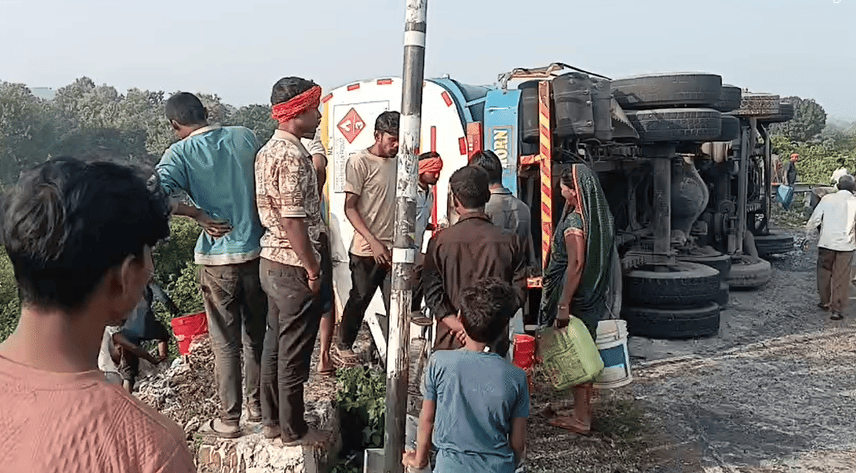 Diesel tanker carrying 24000 litres overturns in Sonbhadra Markundi Valley due to brake failure