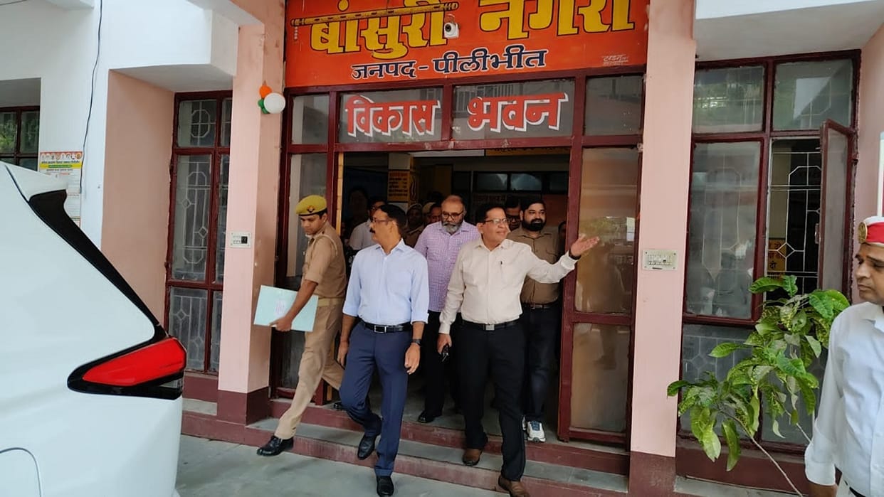 DM conducts surprise inspection at Vikas Bhawan in Pilibhit