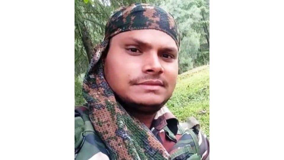खैर: एसएसबी जवान सोनू को अंतिम सलामी, पार्थिव शरीर पहुंचते ही नम हुईं आंखें, हुआ अंतिम संस्कार