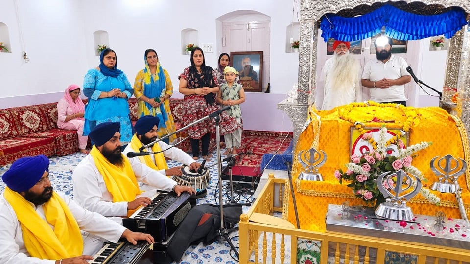 आगरा: गुरुद्वारा नानक संत में शबद-कीर्तन सुन निहाल हुई संगत, श्रद्धालुओं ने सपरिवार टेका दरबार में माथा