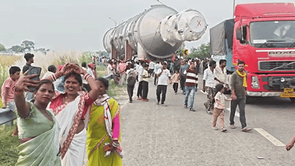 गाजीपुर: विशाल ट्रेलर देखने उमड़ी भीड़