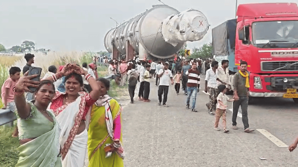 Crowds flocked to see a massive trailer in Ghazipur take selfies and shoot reels