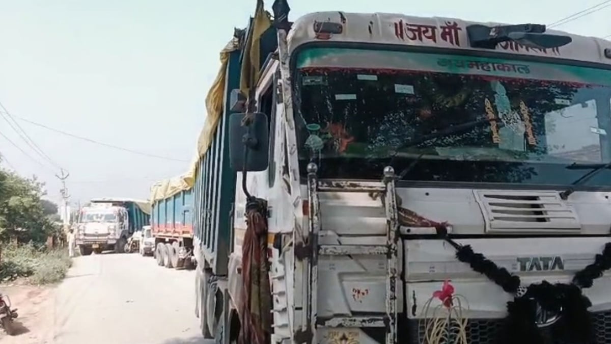 यूपी: राख लदी हाइवा का टायर फटने से पांच घायल, ग्रामीणों ने लगाया जाम; छह घंटे तक वाहनों का आवागमन प्रभावित