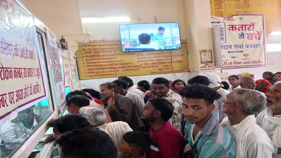 बदलता मौसम: सुबह-शाम की ठंड कर रही बीमार, सता रहा वायरल बुखार, अस्पतालों में उमड़ रही भीड़