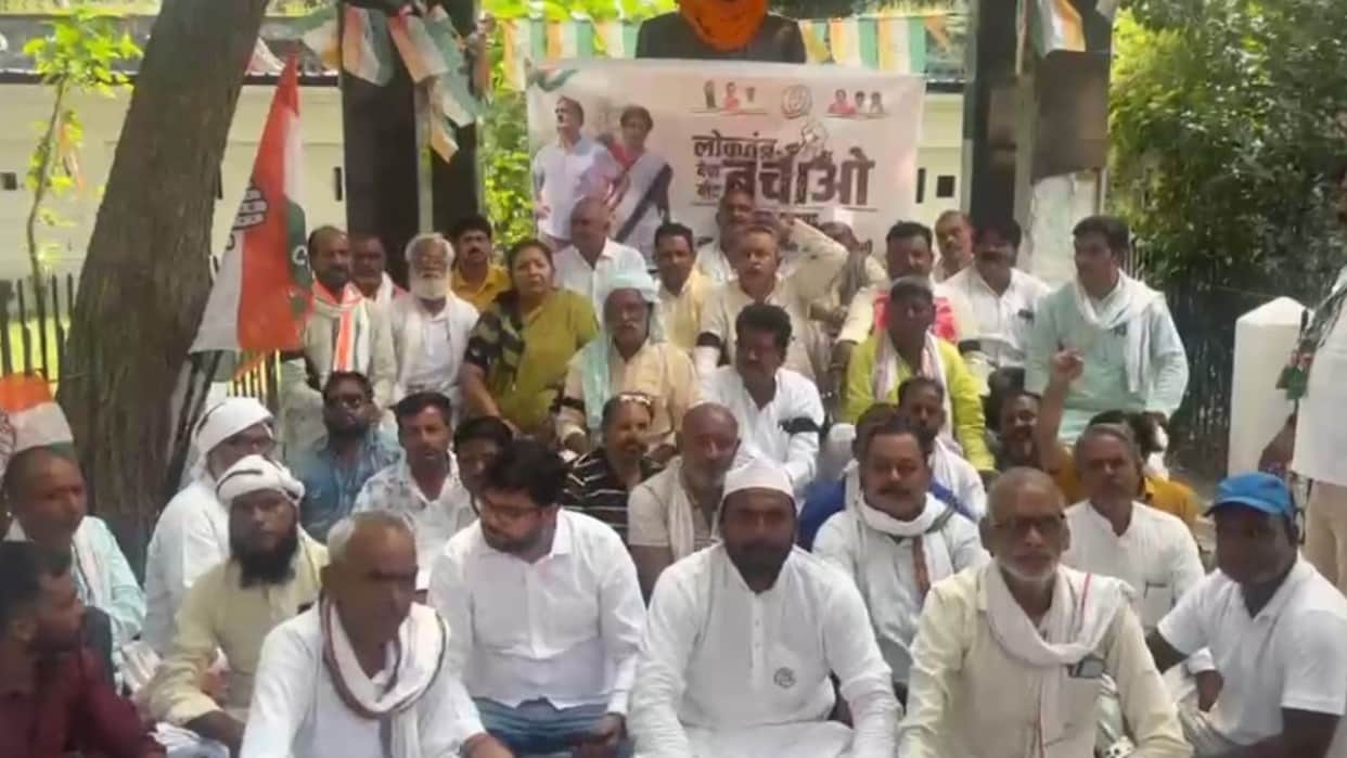 Congress workers take streets support Rahul and Priyanka observe Black Day for democracy in chandauli