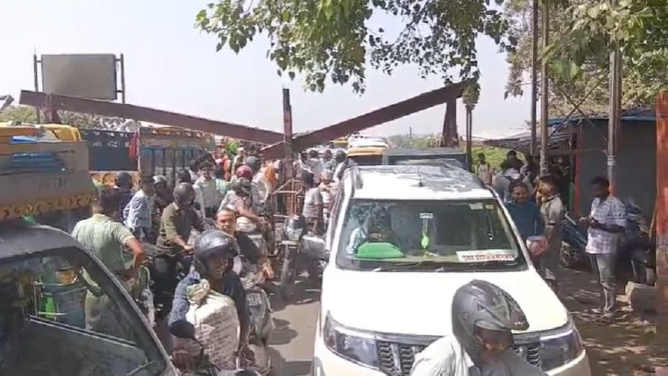 Traffic jam caused by overhead barrier falling on Ambedkar Bridge