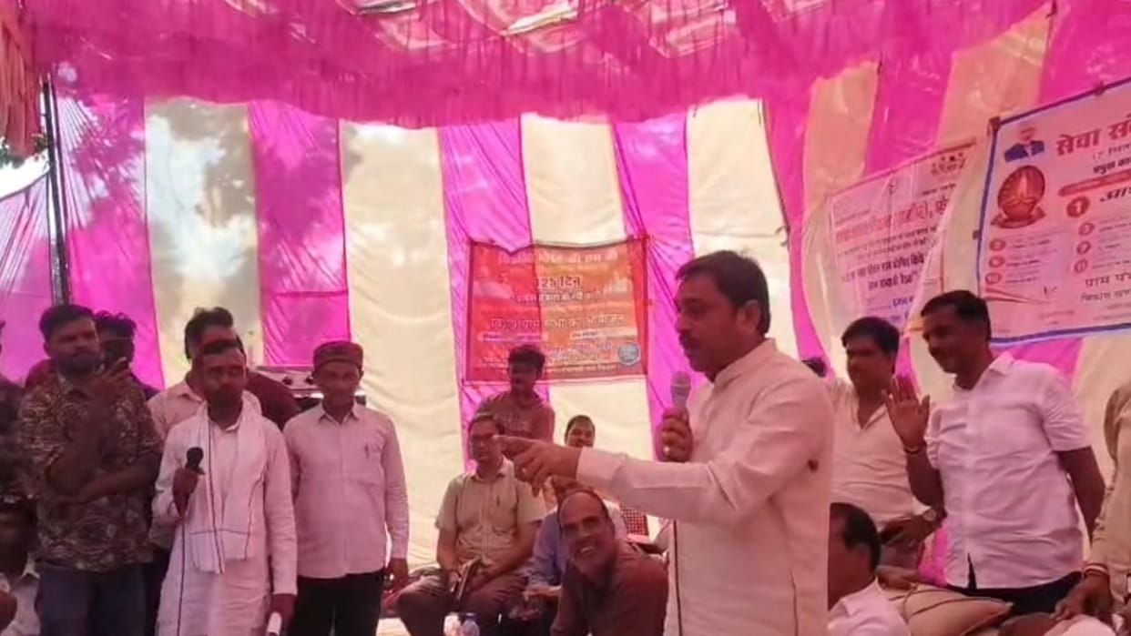 Jhansi: MLA Rajiv Singh Parichha held a public meeting in Karguva and listened to the villagers' grievances.