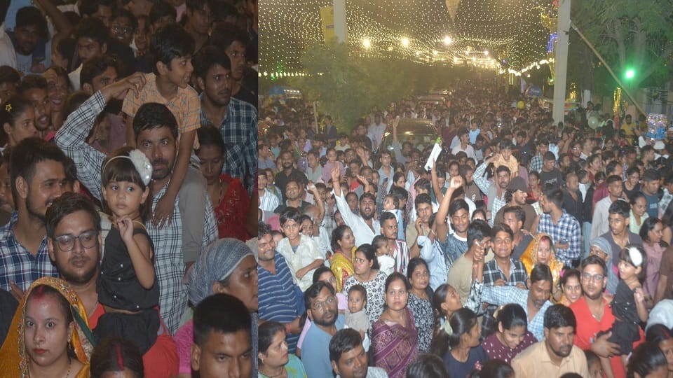Crowd of devotees thronged Janakpuri in Agra