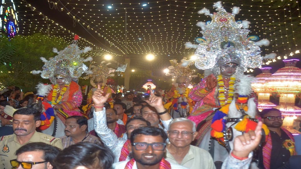 Crowd of devotees thronged Janakpuri in Agra