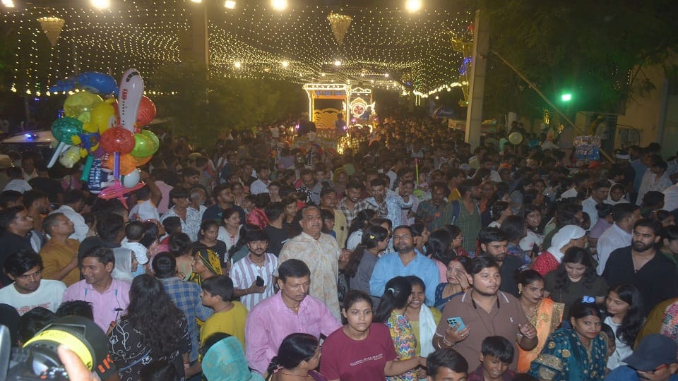 Crowd of devotees thronged Janakpuri in Agra