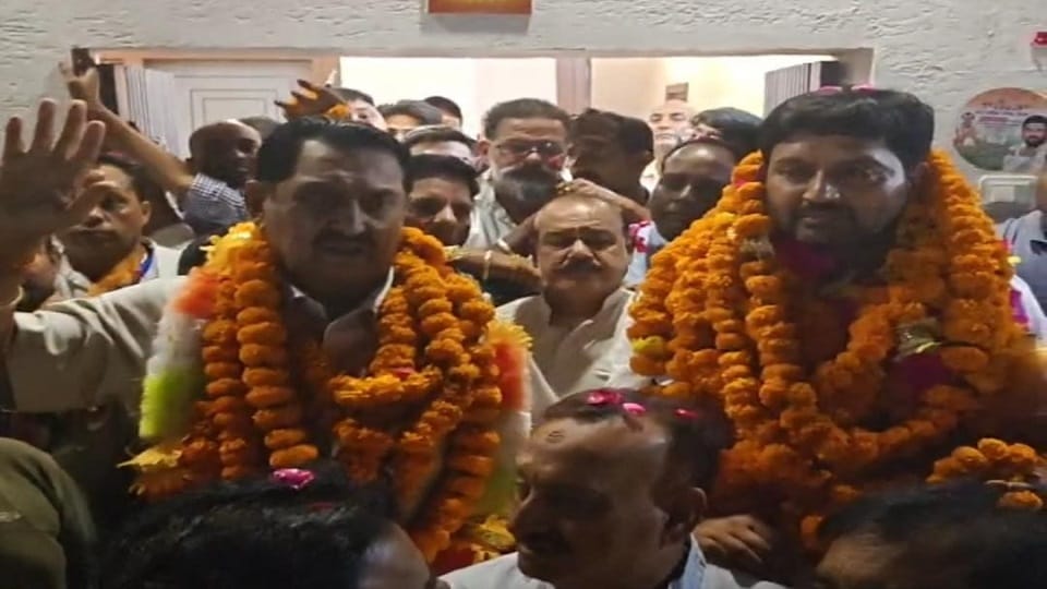 किच्छा में जीत का जश्न मनाते विधायक बेहड़ व कांग्रेस प्रत्याशी राजेश प्रताप सिंह।