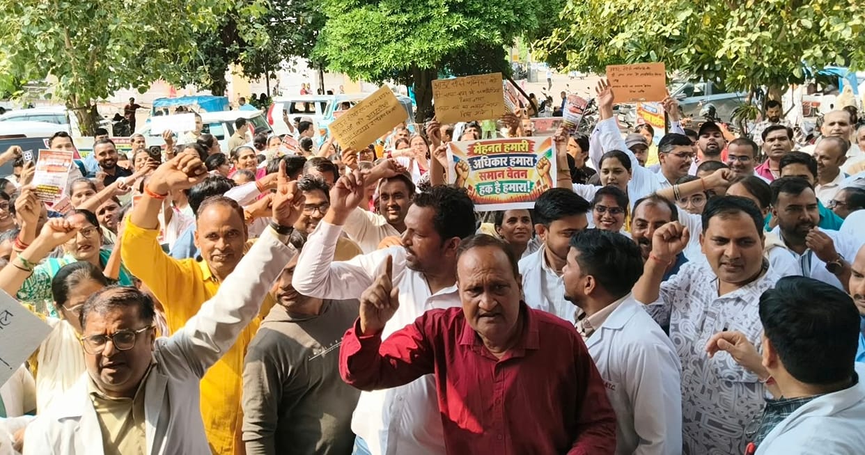 Kanpur NHM employees stage a protest at the CMO office and submit a memorandum