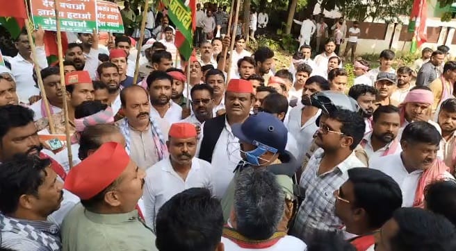 Kannauj Uproar over the removal of the Chief Election Commissioner SP workers protest at the Collectorate