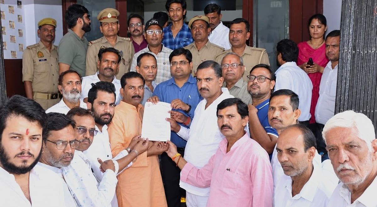 कानपुर: यूपीआई पर एमडीआर शुल्क का विरोध, व्यापारियों का कलेक्ट्रेट पर जोरदार प्रदर्शन, पीएम को भेजा ज्ञापन