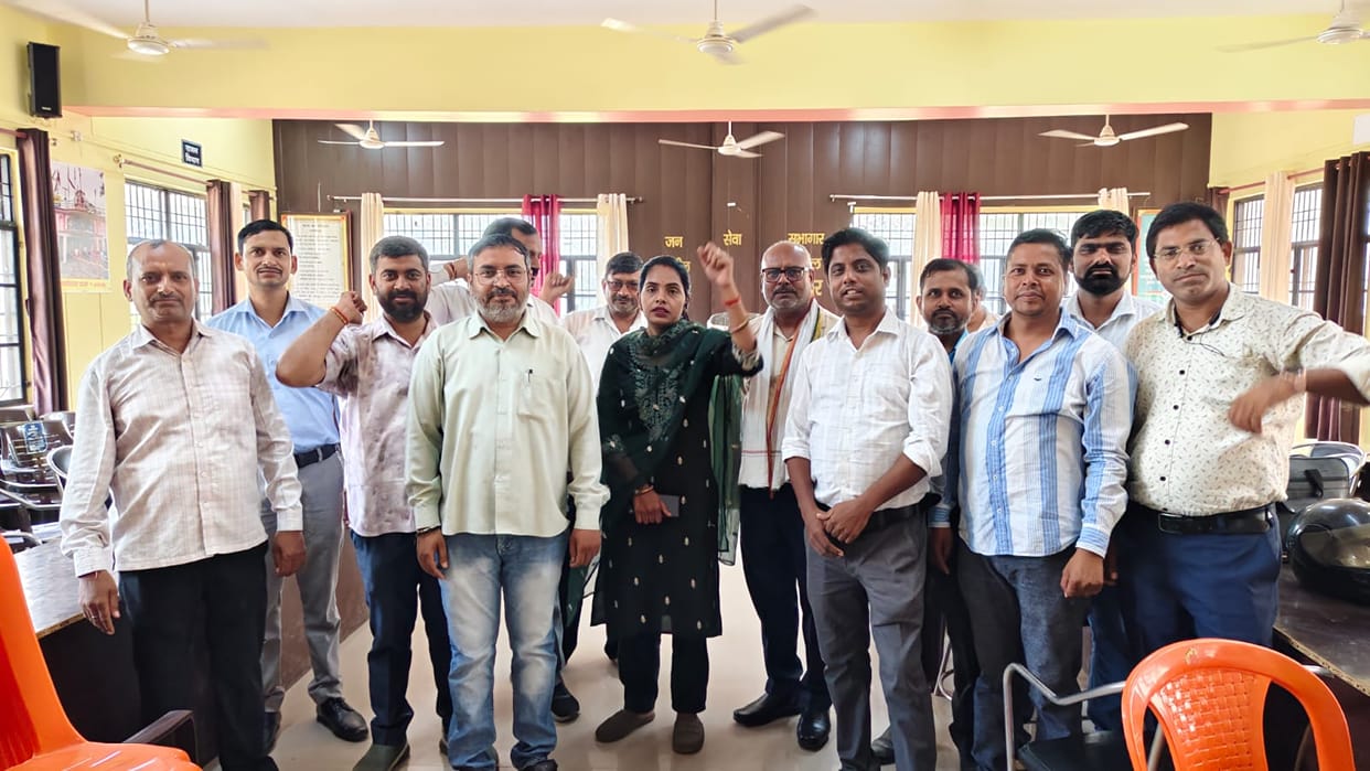 Kanpur Lekhpals boycott online work certificate processing stallscausing increased inconvenience to public