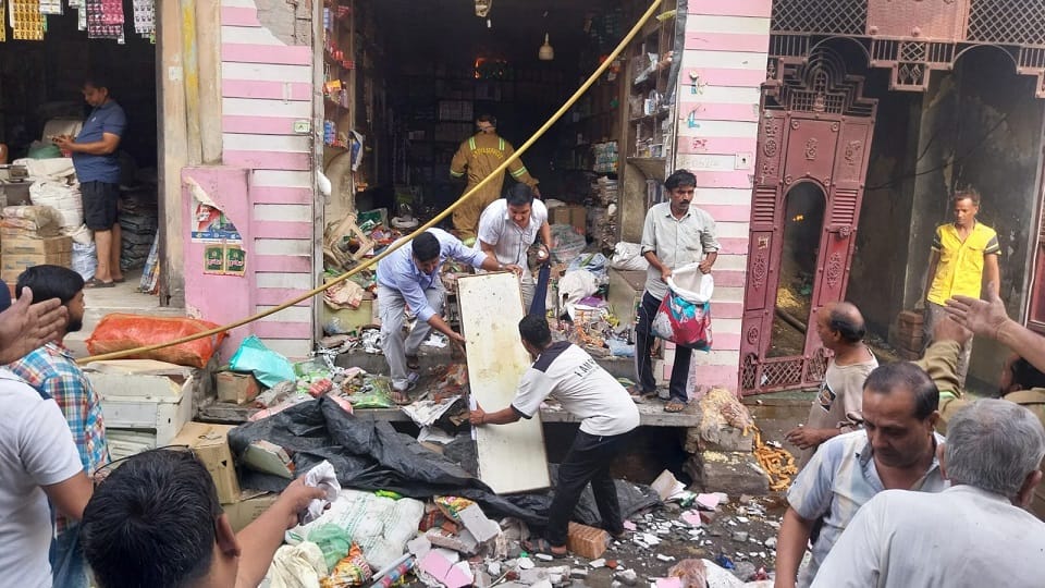 Fire in Baghpat: Mother and daughter die from burns and suffocation; eight people, including a trader
