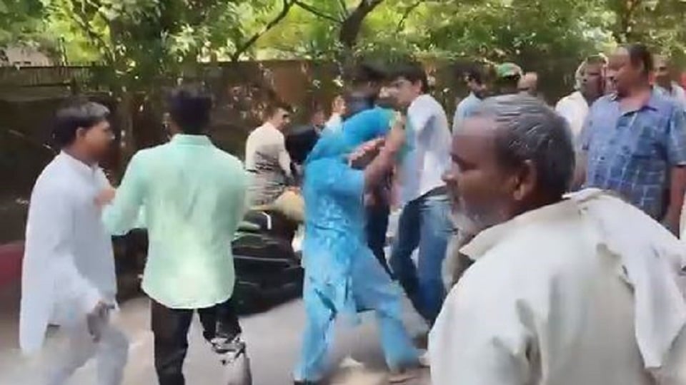 मथुरा: 'वोट चोर, गद्दी छोड़' आंदोलन में भिड़े कांग्रेसी, डीएम कार्यालय पर हंगामा; लात-घूंसे और चली चप्पलें