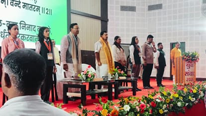 काशी विद्यापीठ में युवा संवाद कार्यक्रम में मौजूद नितिन नवीन व पंकज चौधरी व अन्य