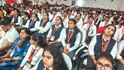 काशी विद्यापीठ में युवा संवाद में मौजूद छात्र-छात्राएं