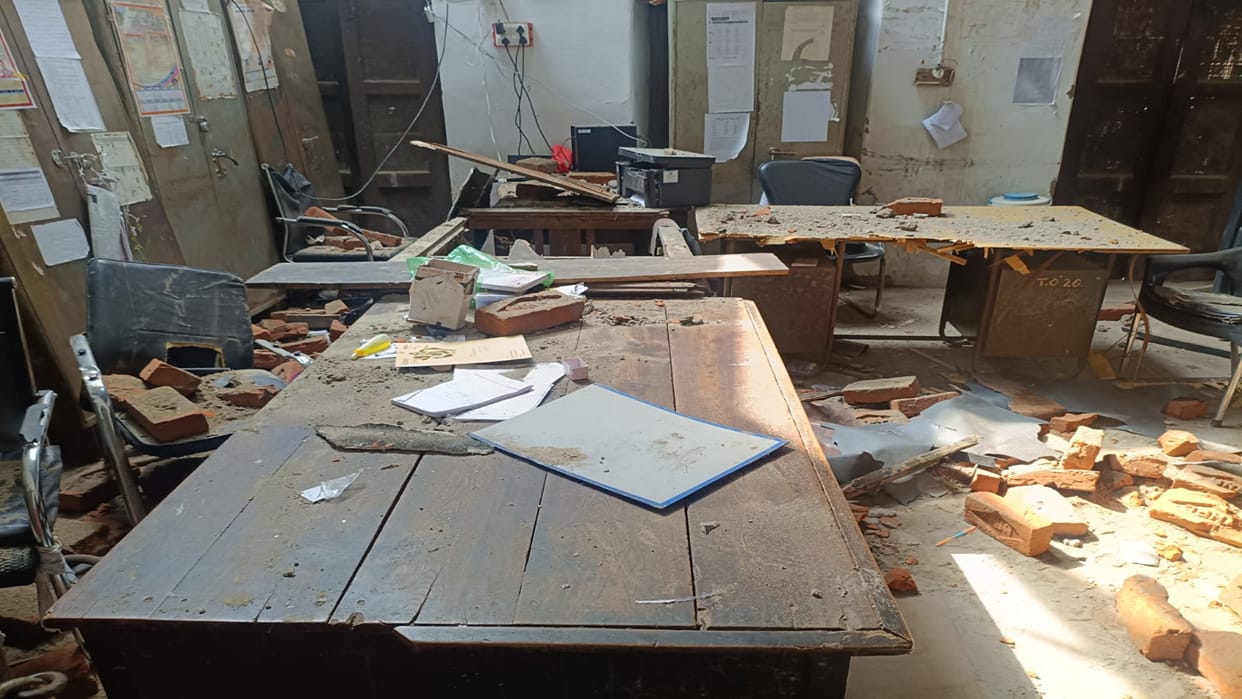 Petitioner dies after Municipal Corporation roof collapses in Khuldabad; employees have a narrow escape.