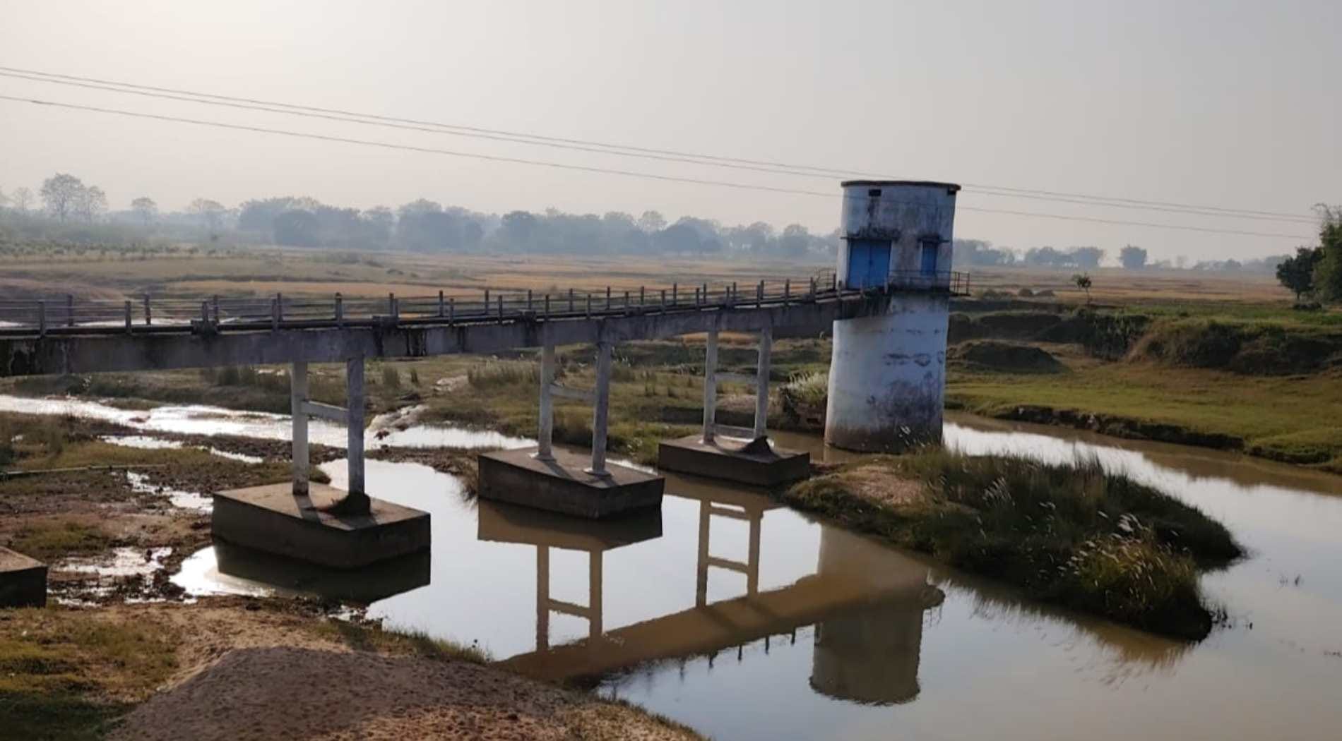 खराब हैंडपंप की वजह से बढ़ी समस्या