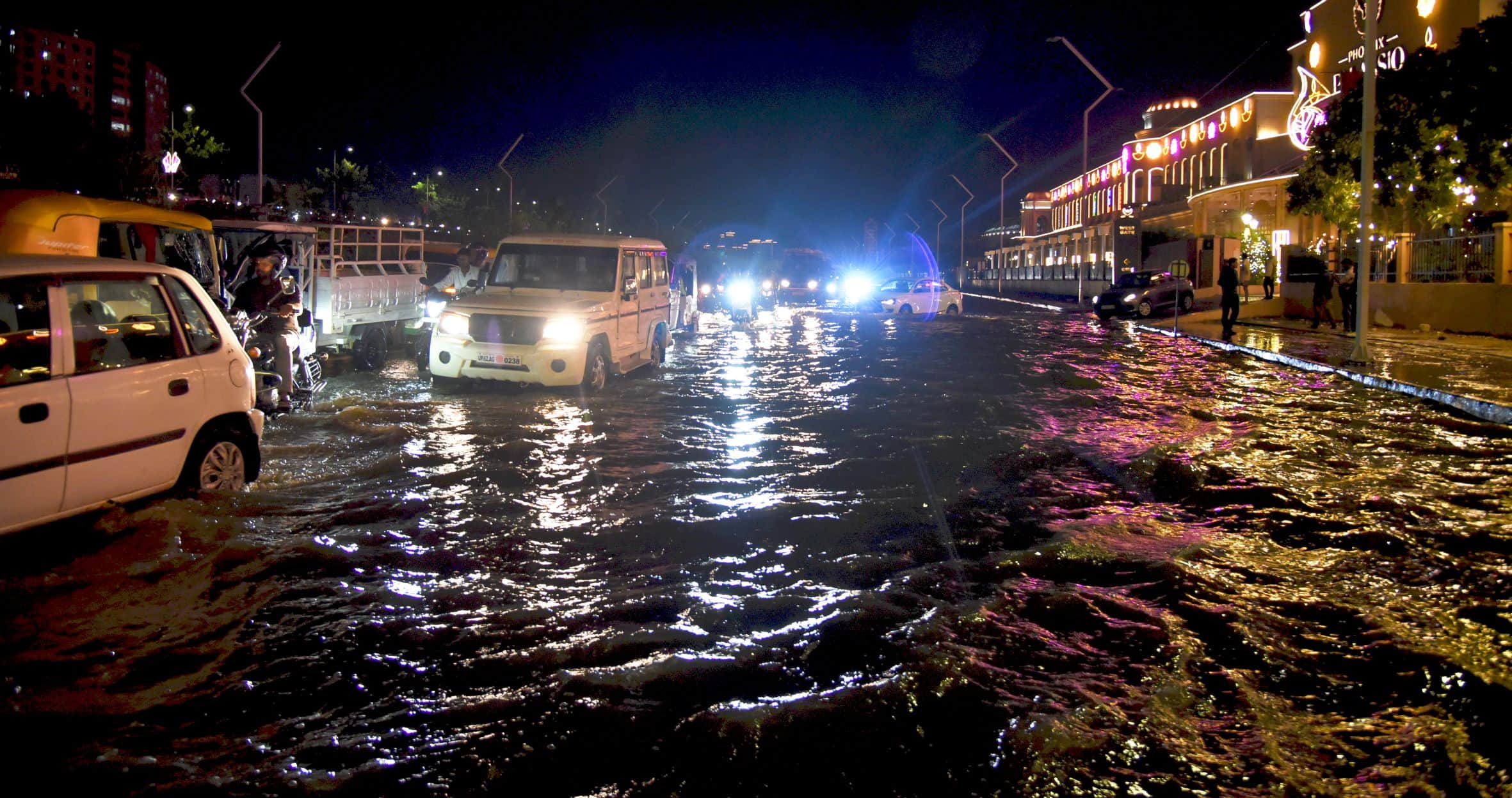 Floods in Lucknow: Where the thrill of cricket reigned two days ago, the surging Gomti is now visible.